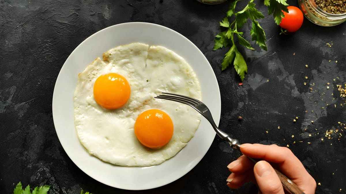 How many eggs a day is healthy to eat?