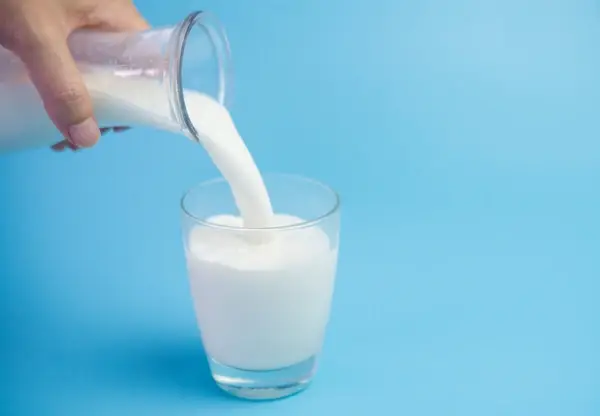 The Risks and Benefits of Drinking Raw Milk