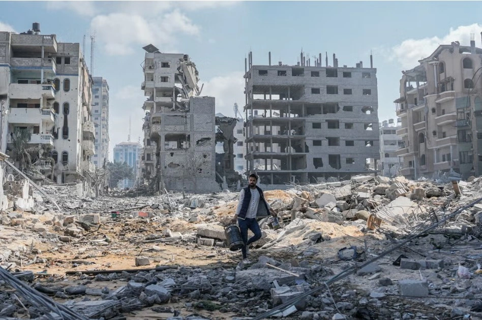 One Palestinian Killed, 12 Injured in Israeli Attacks in Gaza Despite Ceasefire