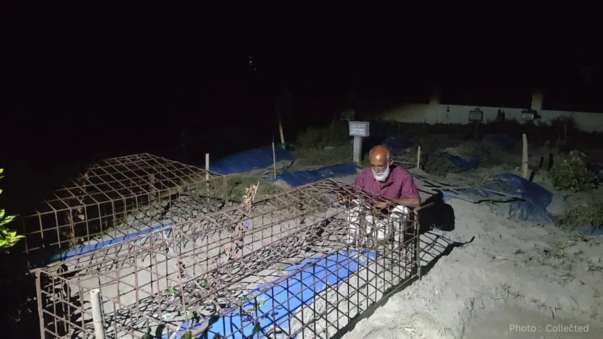 Elderly Father Guards Son’s Grave Overnight in Munshiganj Amid Fear of Body Theft