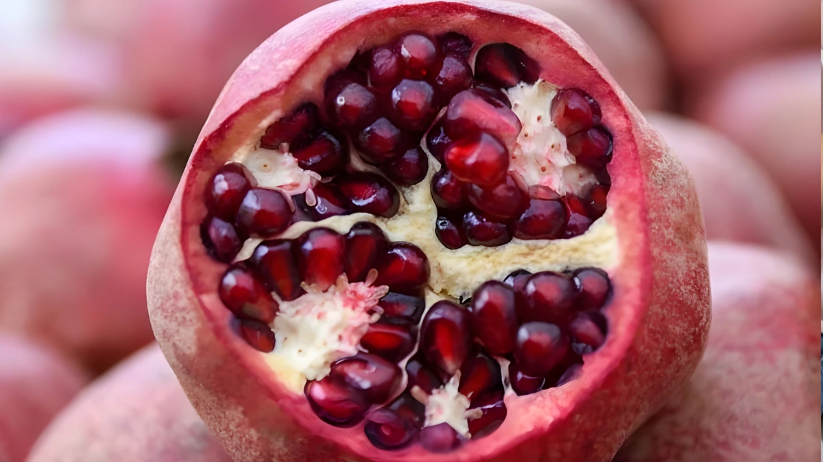 Health Benefits of Eating Pomegranate Daily